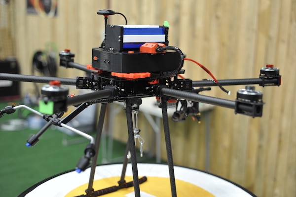 Apprendre à utiliser les radiocommandes pour piloter des drones